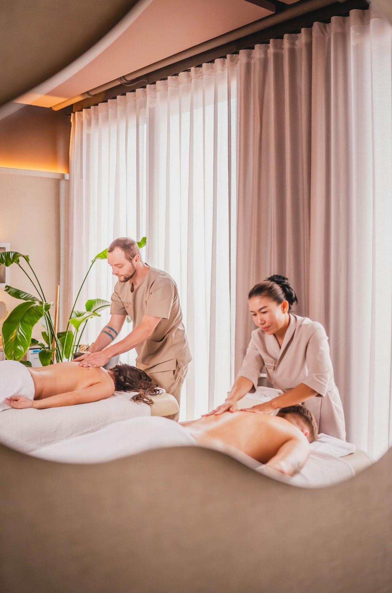 Hotel Bristol Tradition And Luxury Rzeszów Exterior foto Massage therapists working on clients