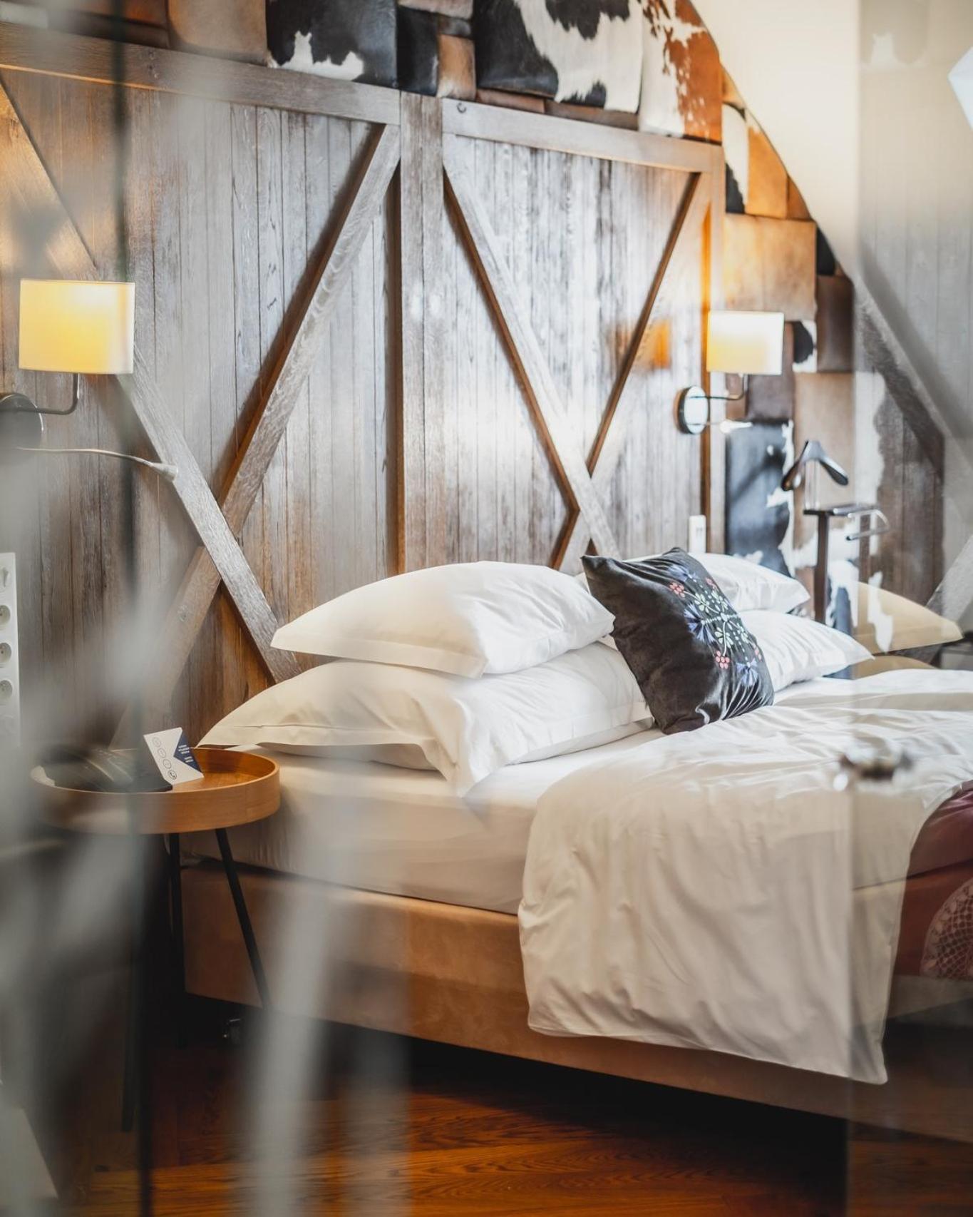 Hotel Bristol Tradition And Luxury Rzeszów Exterior foto A bed with a pillow